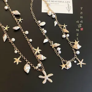 Detailaufnahme der böhmischen goldfarbenen Taillenkette mit Seestern- und Muschelperlen