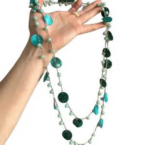 Collana lunga con perline di conchiglia stile etnico vintage per look con maglioni a strati