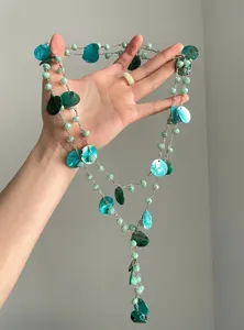 Collana lunga vintage stile etnico con dischi di conchiglia turchese e perle