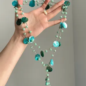 Dettaglio ravvicinato di una lunga collana vintage di perle di conchiglia turchese