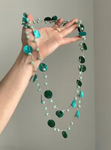 Dettaglio della collana di perline in conchiglia stile etnico con dischi teal