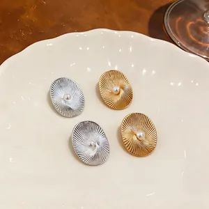 Eleganti orecchini a perno ovali in perle placcati oro 18k con texture a spirale