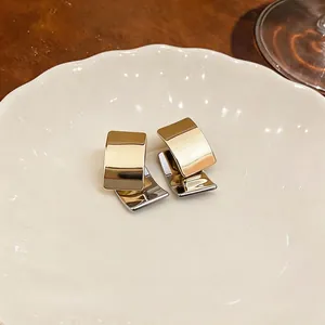 Minimalistische 18k goud vergulde vierkante oorknopjes met gebogen tweekleurig design