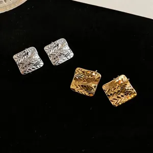 Eleganti orecchini a lobo placcati in oro 18k con motivo a rombi e design minimalista