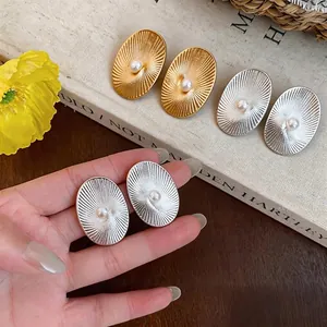 Eleganti orecchini a perno in perla ovale placcati oro 18k con motivo testurizzato