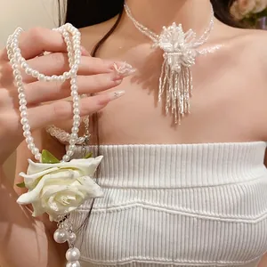Collar de perlas de doble capa con elegante detalle de flor de tela