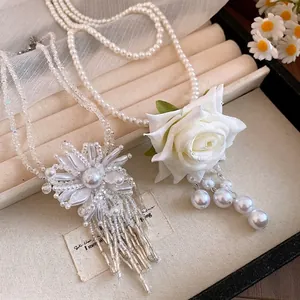 Collar de doble capa de perlas con rosa de tela y colgante de flores con cuentas
