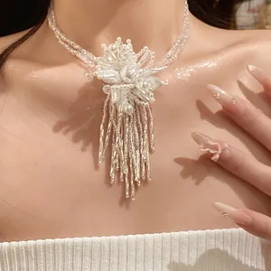 Collar de perlas de doble capa con un elegante colgante de flor blanca y borlas