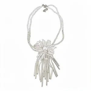 Elegante collar de perlas de doble capa con gran flor y borlas plateadas