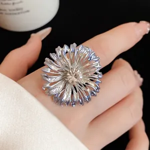 Anillo grande pintado con forma de flor y cristal brillante para mujer con estilo