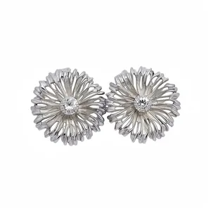 Elegante anillo con forma de flor plateada y centro de cristal brillante para mujer