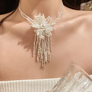 Vista detallada de un elegante collar de flores de perlas de doble capa con borlas