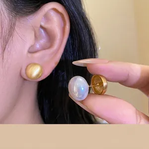 Orecchini a Bottone Circolari in Rame Spazzolato Minimalisti per Donna Indossabili in Più Modi Oro Perla Artificiale Gioielli