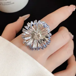 Primer plano detallado de un anillo de flor de metal ajustable con un cristal
