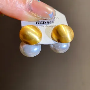 Eleganti orecchini in oro spazzolato e perle con un versatile design moda multi-indosso