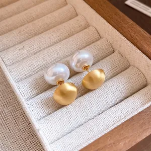 Eleganti orecchini a perno in oro spazzolato e perla per un uso versatile