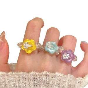 Süße bunte Blumenringe aus Harzperlen mit klaren Kristallen im trendigen Dopamin-Stil