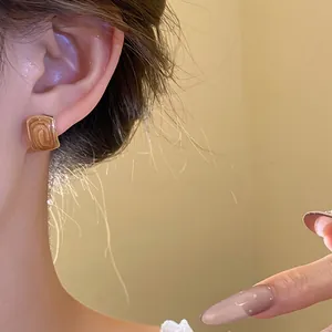Orecchini a perno quadrati retrò in smalto con ago d'argento per un look elegante