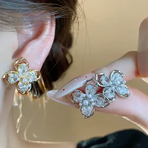 Exquisite 18K Gold Plated Zirconia Flower Artificial Pearl Stud Earrings For Women Korean Light Luxury Design Jewelry With Silver Earring Post