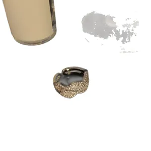 Luxuriöser minimalistischer zweilagiger offener Ring mit glänzenden Zirkonia in Goldoptik