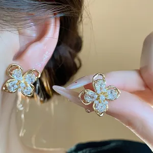 Elegant 18k gold plated flower stud earrings with sparkling zircons and white pearls.