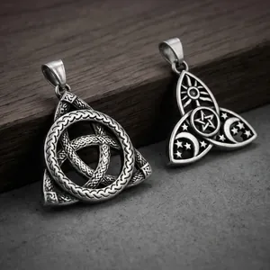 Detailaufnahme von Vintage-Keltenknoten- und Pentagramm-Anhängern aus Edelstahl