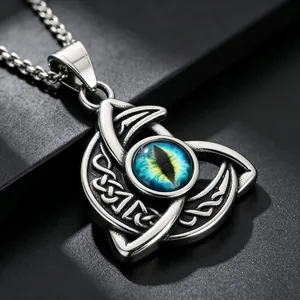Makroansicht des keltischen Triquetra-Anhängers mit einem mystischen blauen Drachenaugen-Edelstein