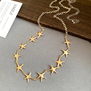 Elegante Halskette mit goldenen Seestern-Anhängern und glänzendem Metall-Finish im Choker-Stil