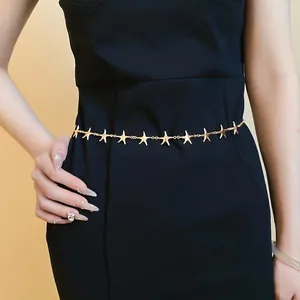 Minimalistische goldfarbene Metallkette mit sternförmigen Anhängern für die Taille