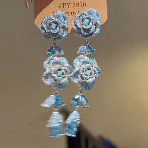 Squisiti orecchini pendenti a rosa blu in stile palazzo vintage per un look elegante