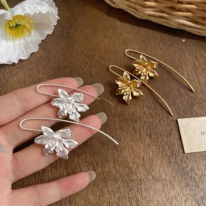 Elegante Retro-Ohrhaken aus Metall in Blumenform, erhältlich in Gold- und Silberfarben