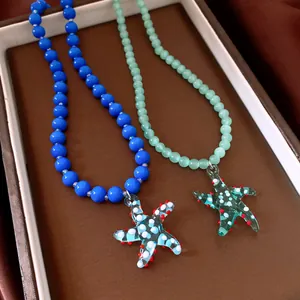 Detailaufnahme von Vintage-Kristallperlenketten mit Seestern-Anhängern in Blau und Hellgrün