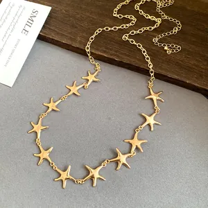 Detaillierte Ansicht der goldenen Seestern-Halskette mit polierter Metalloberfläche.