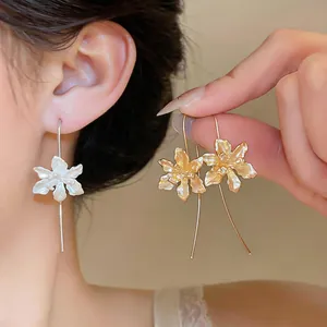 Elegante Retro-Lilien-Ohrhaken mit exquisiter, perlmuttfarbener Blütenblattstruktur