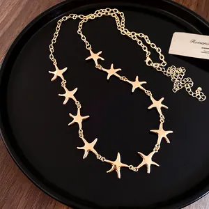 Elegante goldene Seestern-Halskette mit polierter Oberfläche für einen modernen Look.