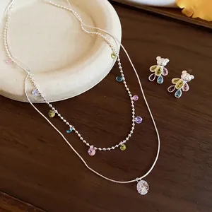 Parure raffinée de boucles d'oreilles ours colorés et collier multi-rangs en argenté