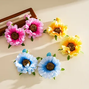 Detailansicht von Stoffblumen-Ohrringen im Boho-Stil mit strukturierten Raffia-Zentren