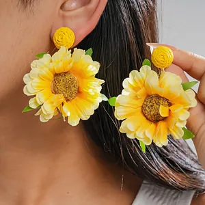 Detailansicht der übergroßen gelben Bast-Sonnenblumen-Ohrringe für den Strandurlaub