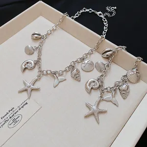Detaillierte Ansicht von silbernem Ozean Halsketten und Armband Set mit Muschelanhängern.