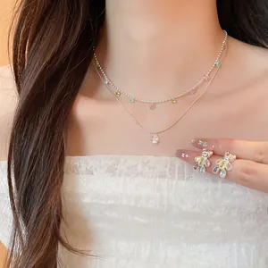 Parure délicate de boucles d'oreilles ours colorés et collier à étages, bijoux élégants femme