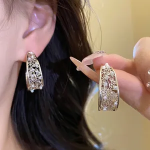 Orecchini a Bottone C-Shaped Floreali Intagliati Perno in Argento 925 Vintage Rame Zirconia Perla Artificiale Gioielli Donna