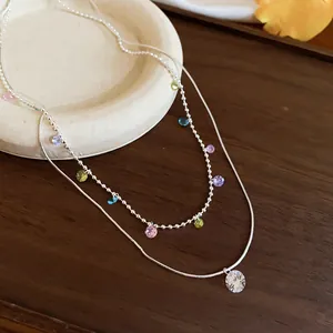 Vue détaillée du collier argenté à double épaisseur orné de cristaux colorés