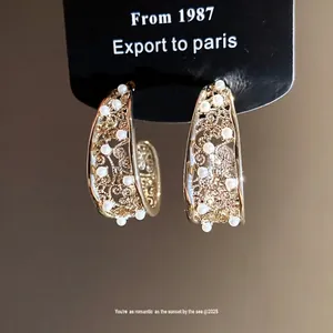 Eleganti orecchini a cerchio a C placcati in oro con perle e motivo floreale traforato