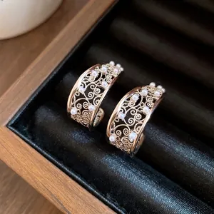 Eleganti orecchini a lobo in filigrana a forma di C placcati oro con perle bianche