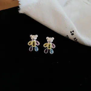 Vue rapprochée exquise de boucles d'oreilles ours en pierres précieuses colorées et argent