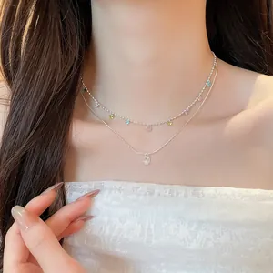 Gros plan d'un collier à deux rangs orné de pendentifs en zircone colorée.