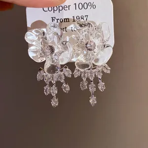 Eleganti orecchini a fiore in resina con lunghe nappe in zirconia e ago in argento