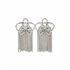 Eleganti orecchini a nappa a fiore con pietre di zircone e aghi d'argento in argento.