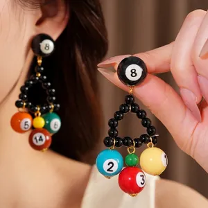 Boucles d'oreilles créatives en résine avec boules de billard numérotées et cadre triangle