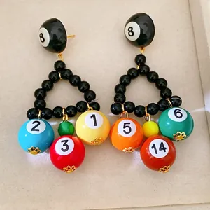 Boucles d'oreilles boules de billard en résine avec perles noires et design triangle